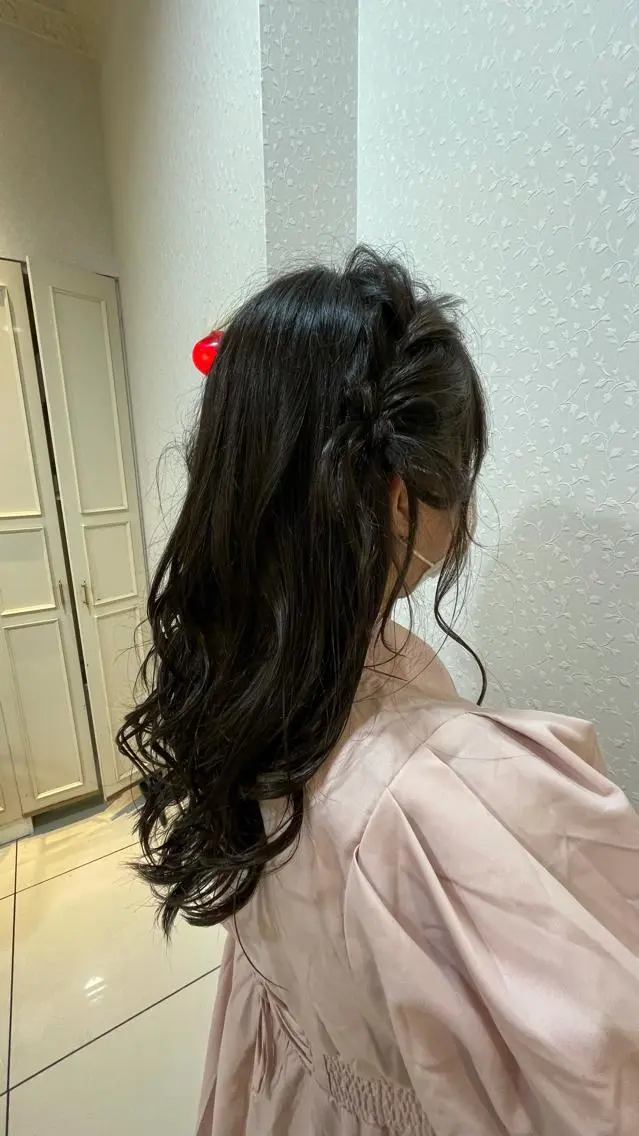 《ダウンヘアセット》髪型だけで普段とは少し違う自分に✨の写真