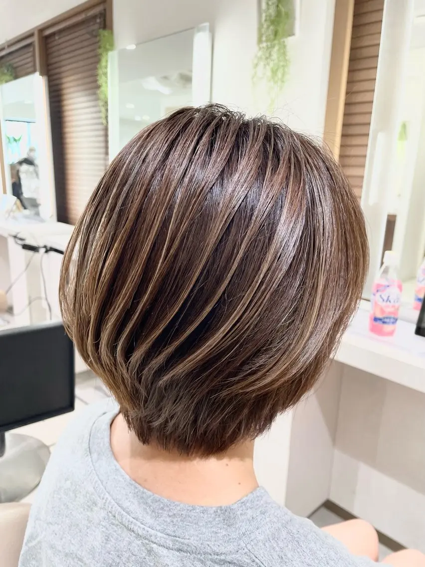 ショート カット ヘアカラー トリートメント 清藤綾/脱白髪染め 白髪ぼかしハイライトのヘアスタイル