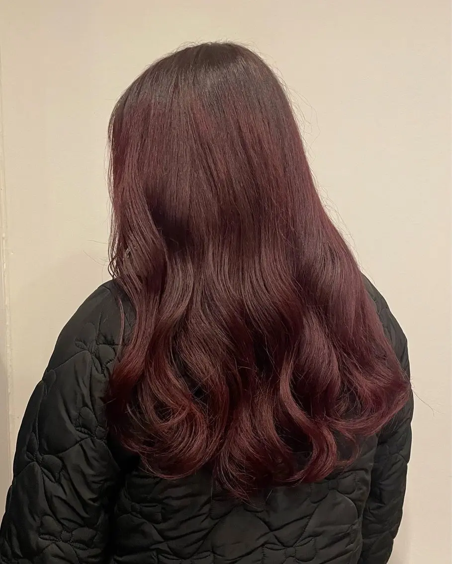 ロング カラー ブリーチ ボルドーカラー ブリーチなしカラー ヤスダ ホノカのヘアスタイル