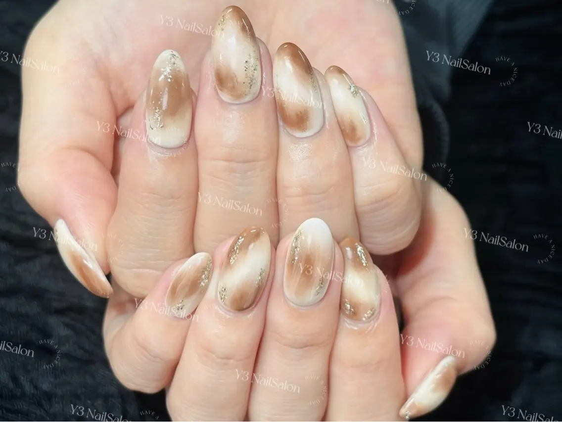 ネイル ブラウン ジェルネイル ゴールド 持ち込み ニュアンスネイル ハンドネイル Y3 NailSalonのネイルデザイン