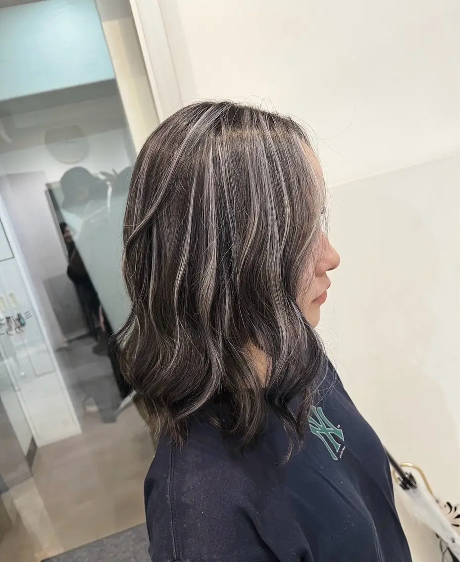 ミディアム カラー ダークグレー ダークグレージュ グレージュ ハイライトカラー ハイライト 指名数No.1 /NAOYAのヘアスタイル