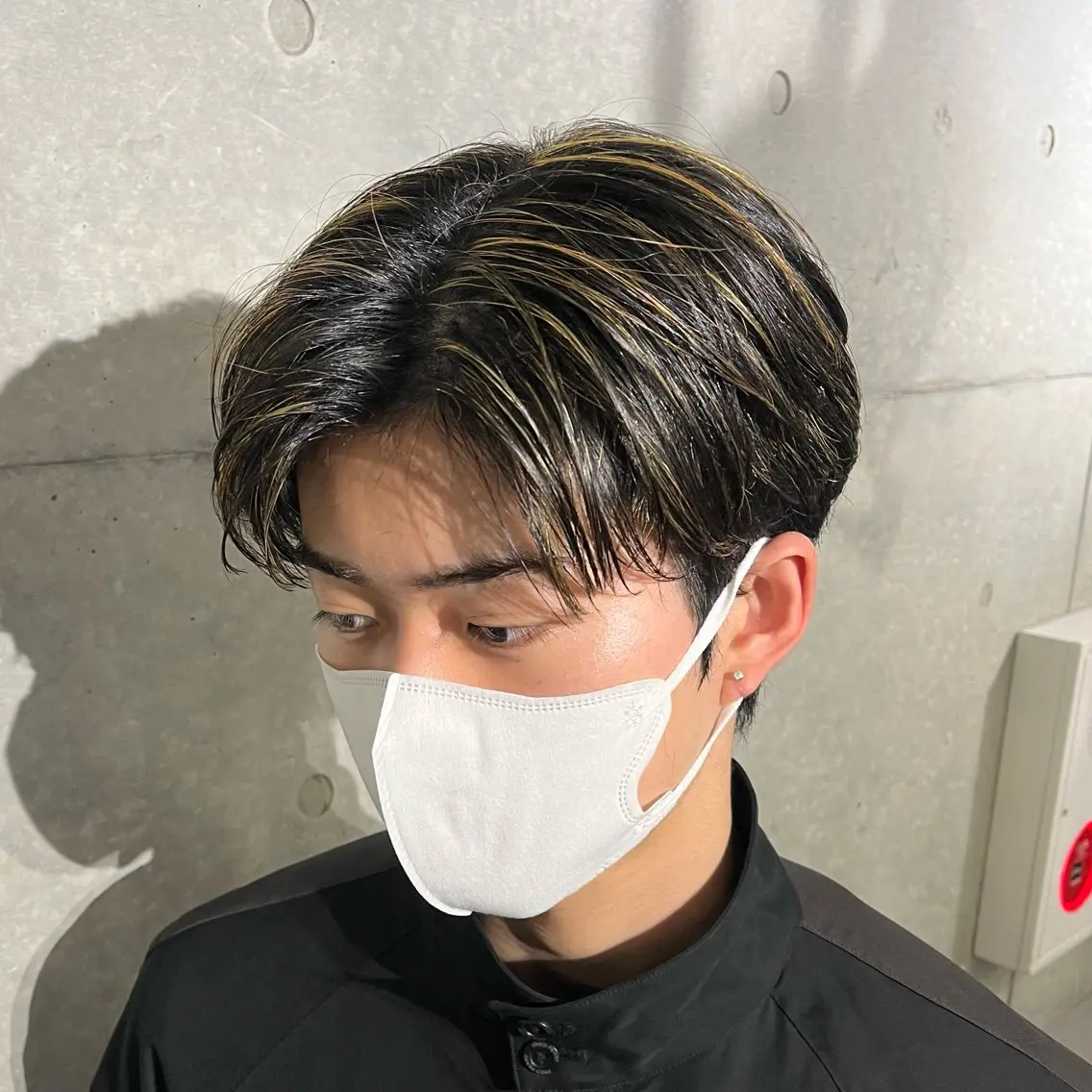 カラー メンズ センターパート メンズハイライト メンズ韓国風 メンズメッシュ ハイライトカラー カット ヘアカラー メンズパーマの達人 KAITOのヘアスタイル