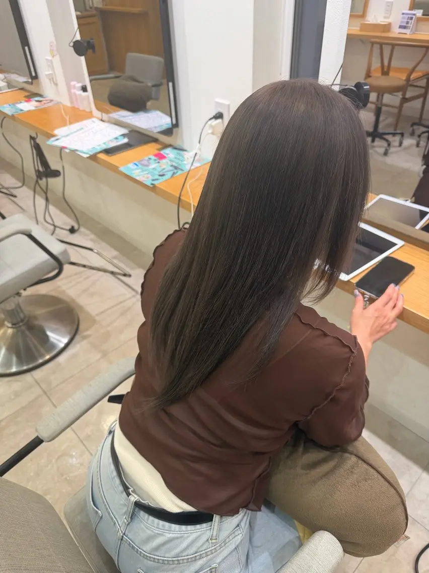 カラー ブリーチ グレージュ 小林 千咲都のヘアスタイル
