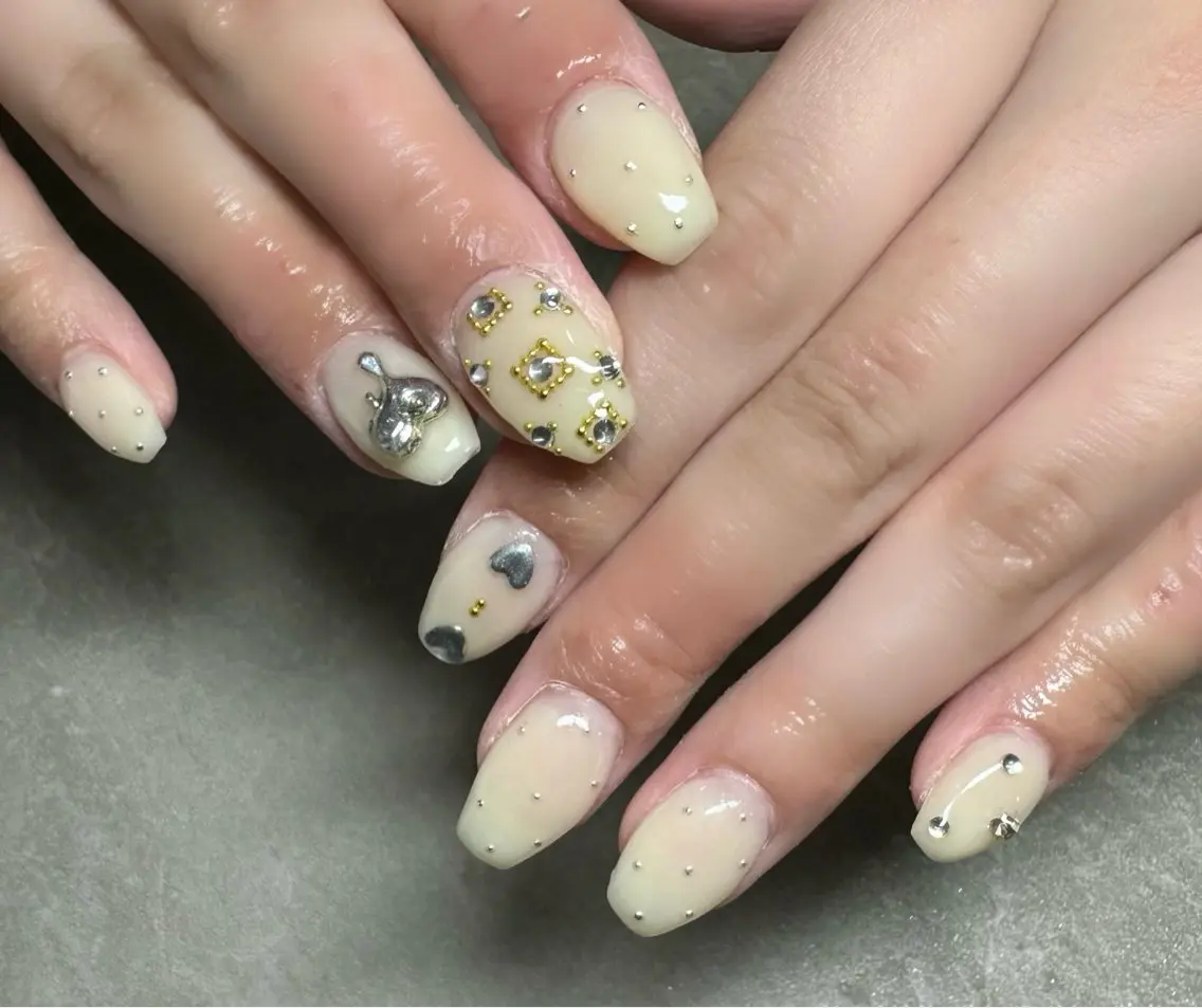 ネイル LAVISH 大和店 emi･:*+のネイルデザイン