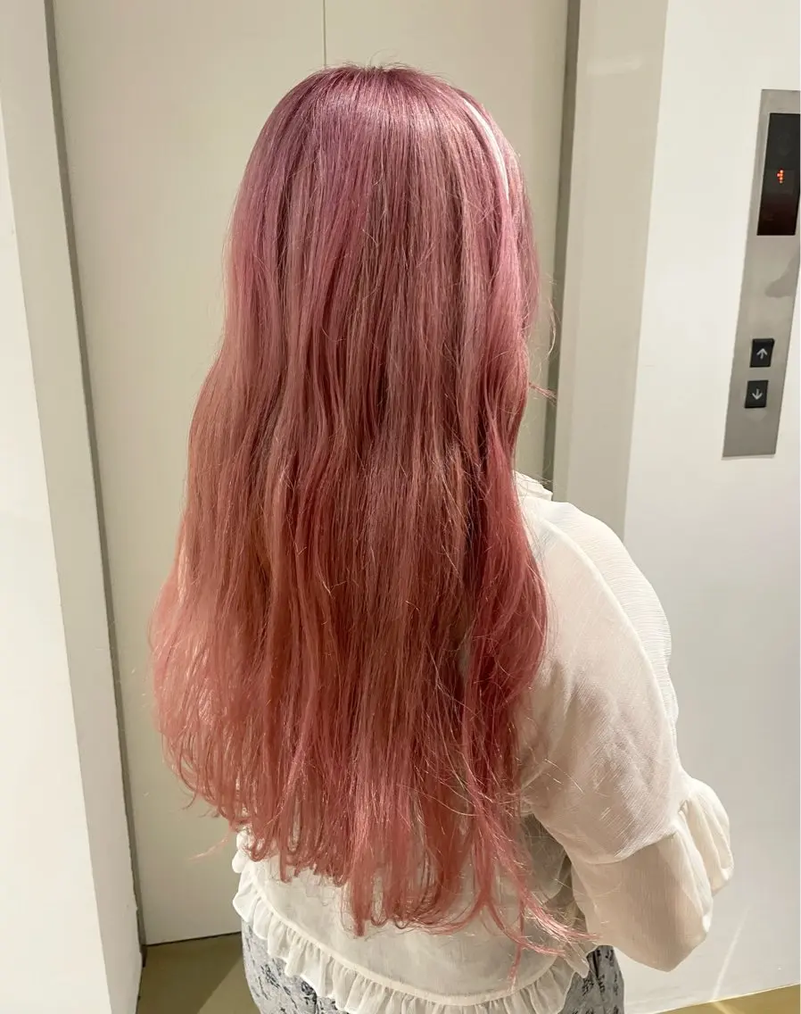 ロング カラー ブリーチ ピンクカラー 韓国風ヘア ロング ヘアカラー トリートメント 大阪/肥後橋/淀屋橋 ワタナベサキ🪿🤍のヘアスタイル