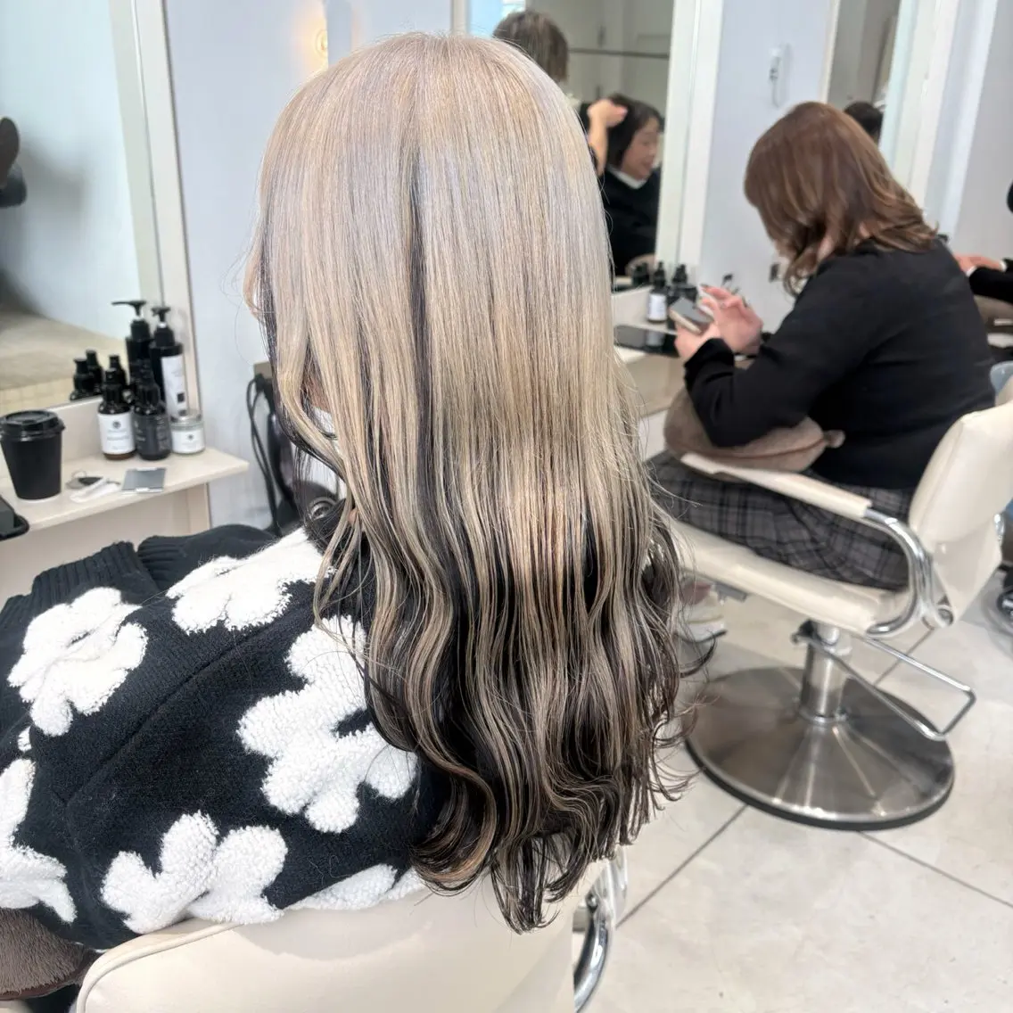 ミディアム カラー ベージュカラー ブロンド デザインカラー ダブルカラー ハイトーンカラー ヘアカラー トリートメント ヘッドスパ ヘアセット カジュアルを女っぽく 𝗮𝘆𝗮𝗰𝗼のヘアスタイル
