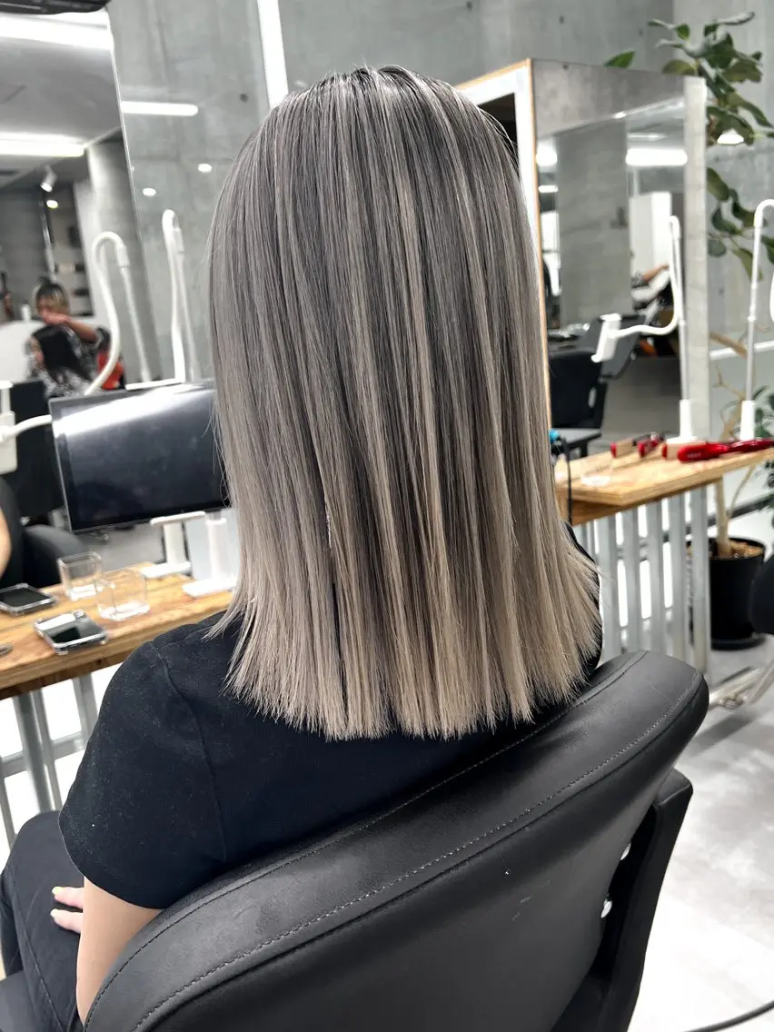 セミロング カラー バレイヤージュ ブリーチ レイヤーカット welring hair salonのヘアスタイル