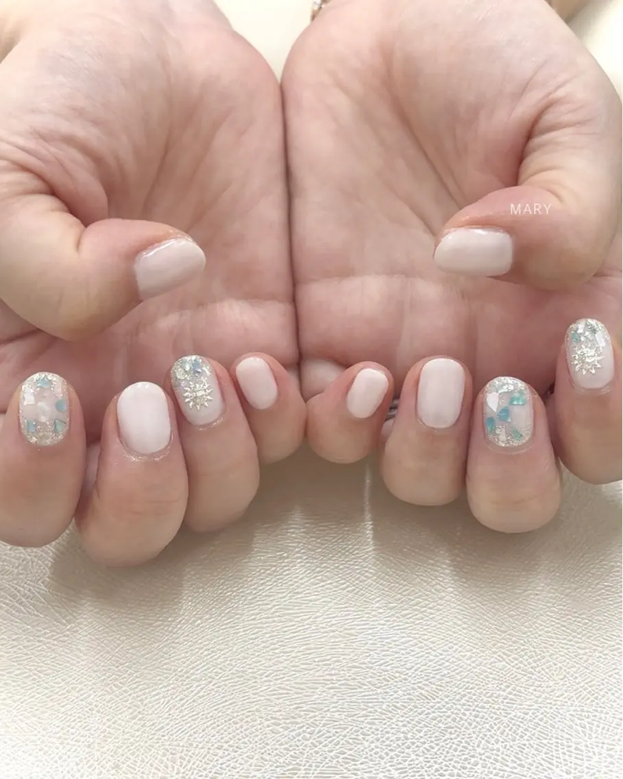 ネイル キラキラネイル 水色 夏ネイル ホワイト ハンドネイル Mary nail .narumiのネイルデザイン