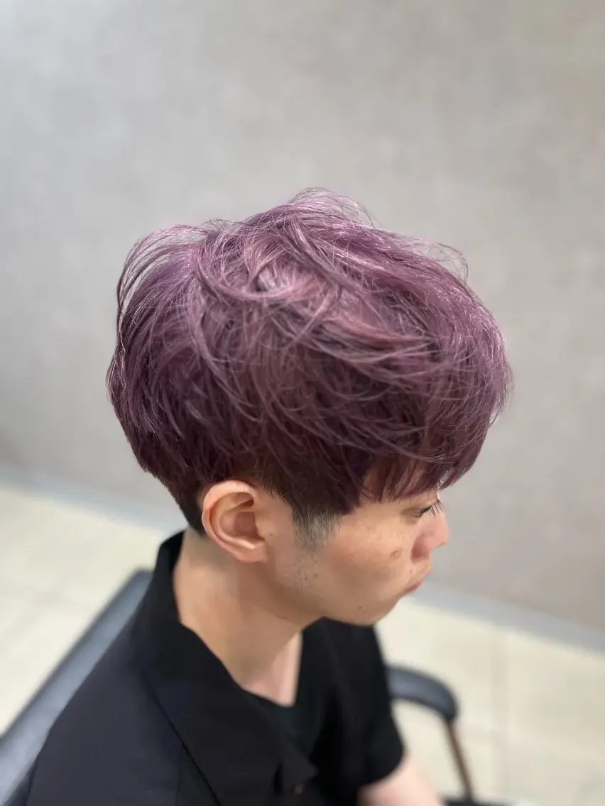 ショート カラー メンズ メンズブリーチ ブリーチ ラベンダーカラー パープルカラー カット ヘアカラー 巖本 真希のヘアスタイル