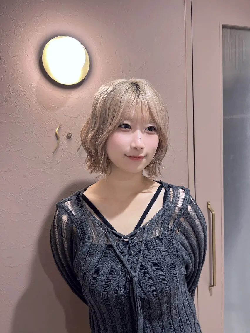 ショート ブリーチ/透明感ベー ジュ/ふじわら はゆのヘアスタイル