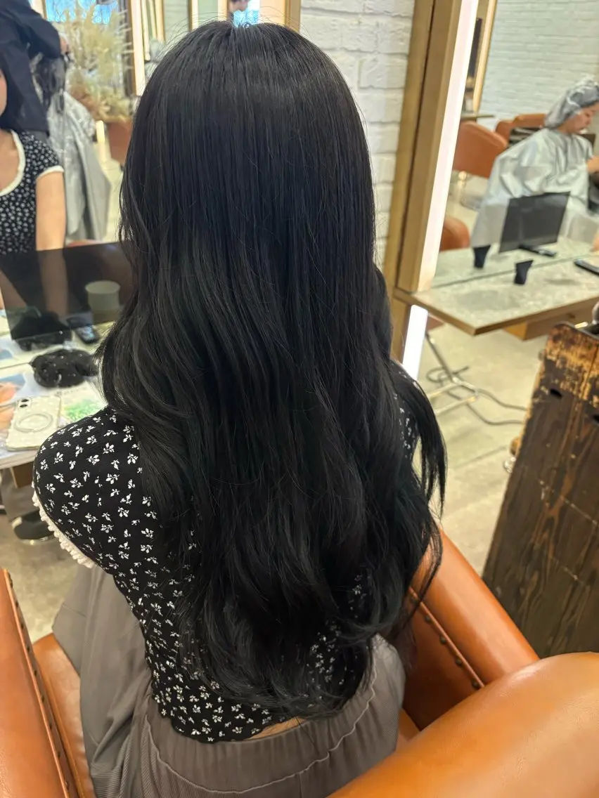 ロング カラー 黒髪 ブルーカラー ブルーブラック ロング ヘアカラー 湯浅 菜月のヘアスタイル