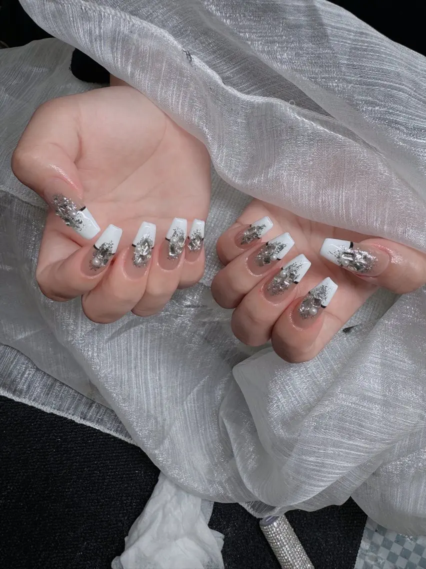 ネイル オーロラネイル フレンチネイル ジェルネイル ハロウィン キラキラネイル H.baby Nail Salonのネイルデザイン