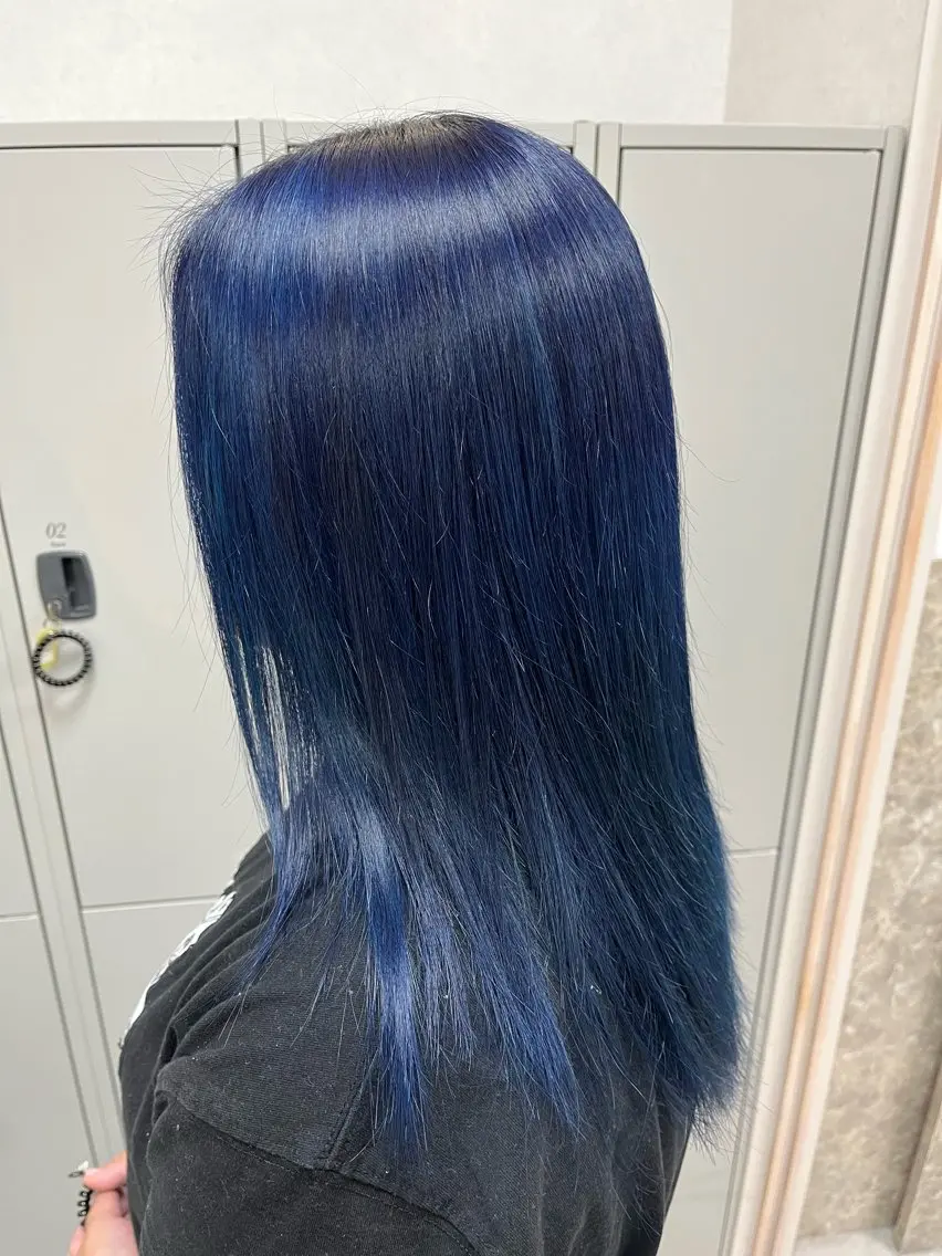 カラー ブリーチ ブルーカラー ヘアカラー 奥田 杏夏のヘアスタイル