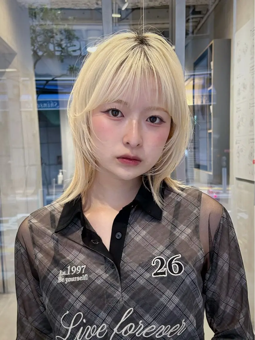 ミディアム 顔まわりレイヤー レイヤーカット ここな Un amiのヘアスタイル