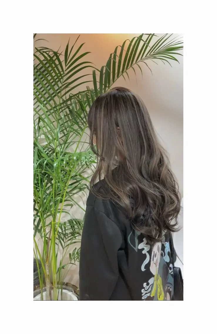 ロング ハイライト ヘアカラー Jura／ レイヤーカットのヘアスタイル