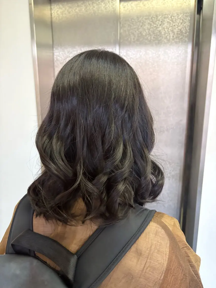 ミディアム カラー アッシュ アッシュブラウン ブリーチ ブラウンカラー ブリーチなしカラー ヘアカラー トリートメント saya (サヤ)のヘアスタイル