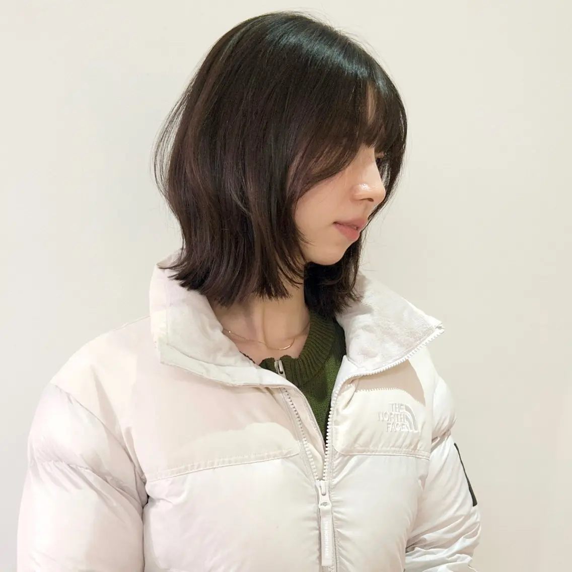 ミディアム ボブレイヤー ボブ くびれヘア 顔まわりレイヤー ハッシュカット カット トリートメント nonoka オリーブ/レイヤーのヘアスタイル