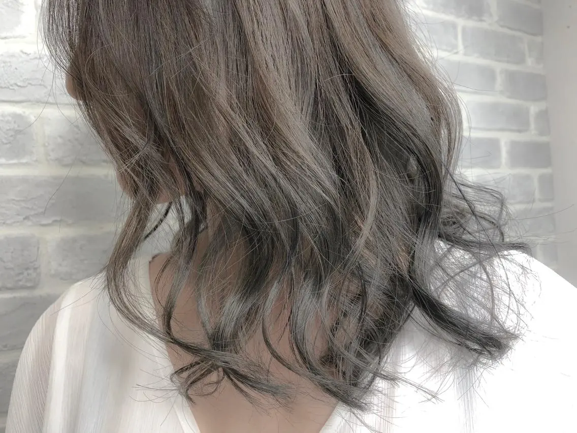 カラー バレイヤージュ シルバー 【透明感、艶髪】西村 有司のヘアスタイル