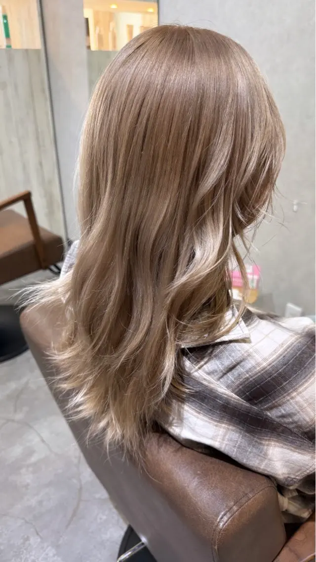 ロング カラー ハイトーンカラー レイヤーカット ヘアカラー Bish Yanaのヘアスタイル