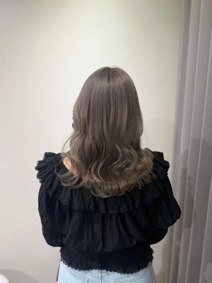ミディアム カラー ブリーチ グレージュ ヘアカラー 🦋美髪／エクステ 🦋アベイクミのヘアスタイル