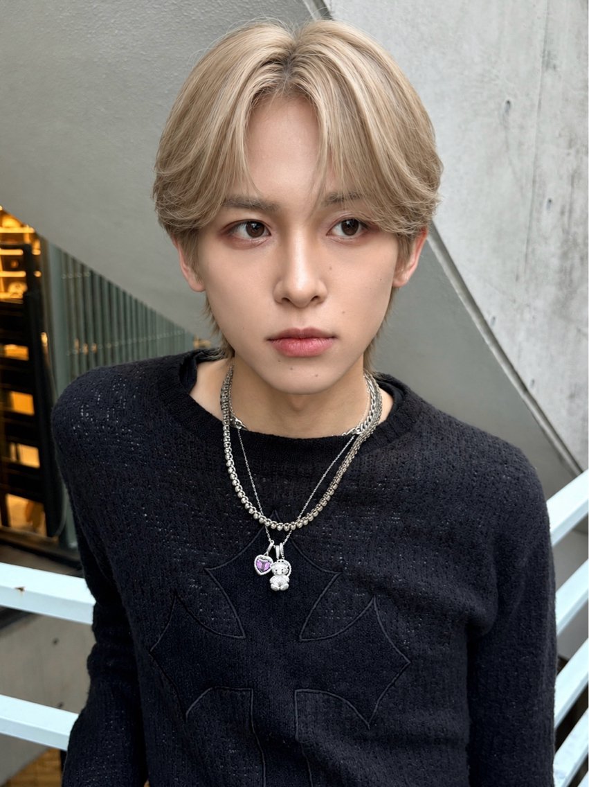 ショート カラー パーマ メンズ メンズブリーチ センターパート メンズパーマ ベージュカラー ブリーチ カット ヘアカラー メンズカット💇🏼 kanonのヘアスタイル