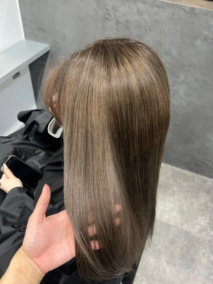セミロング カラー ベージュカラー ブリーチ 小番 茜海のヘアスタイル