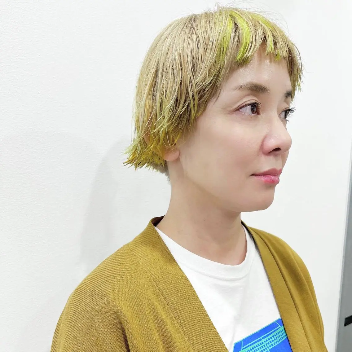 ショート カラー ベージュカラー デザインカラー アラキチヒロ THE REMMYのヘアスタイル