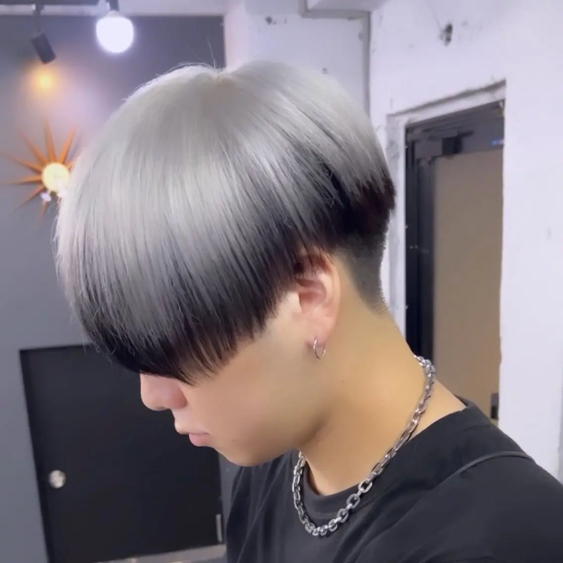 ショート ツートーンカラー カット ヘアカラー メンズハイトーン 佐藤智頼のヘアスタイル
