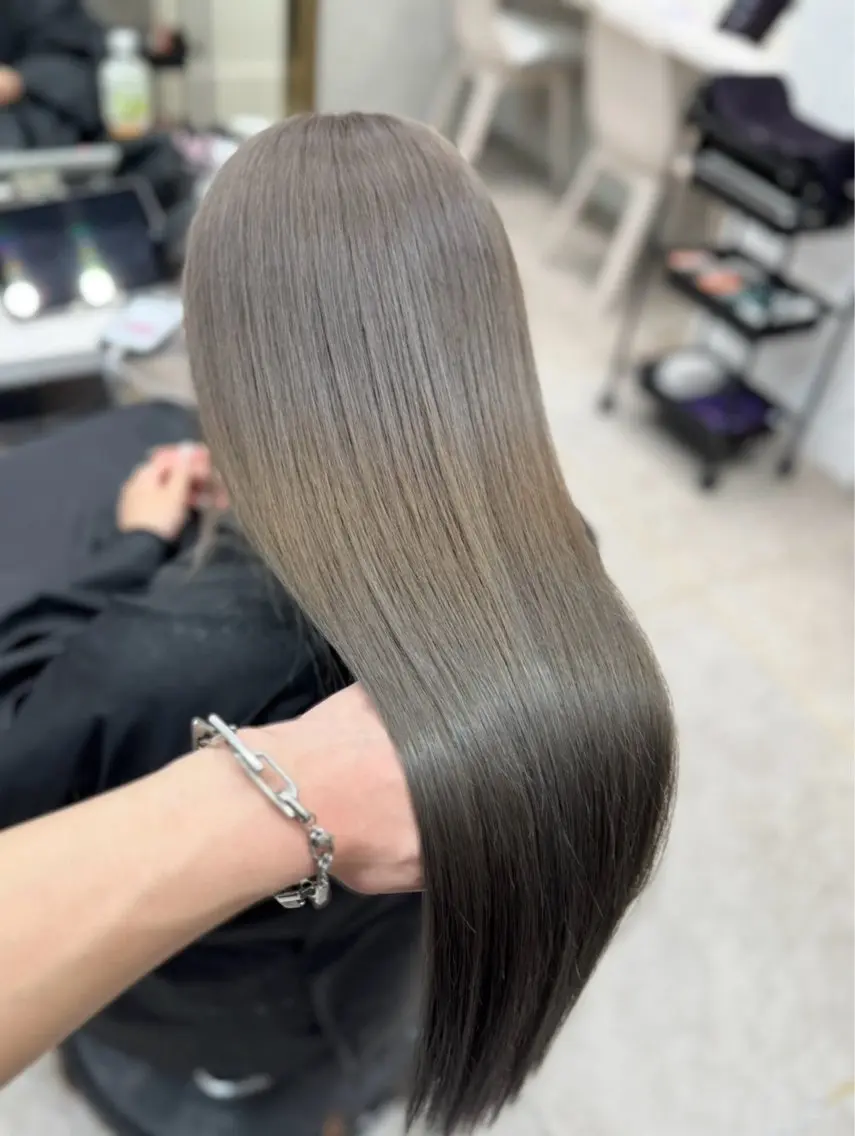 ロング カラー ヘアカラー トリートメント tomoya 透明感のグレージュのヘアスタイル