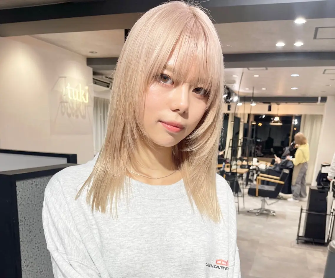 セミロング 艶髪ハイトーン✨ 🩷AMI🩷のヘアスタイル