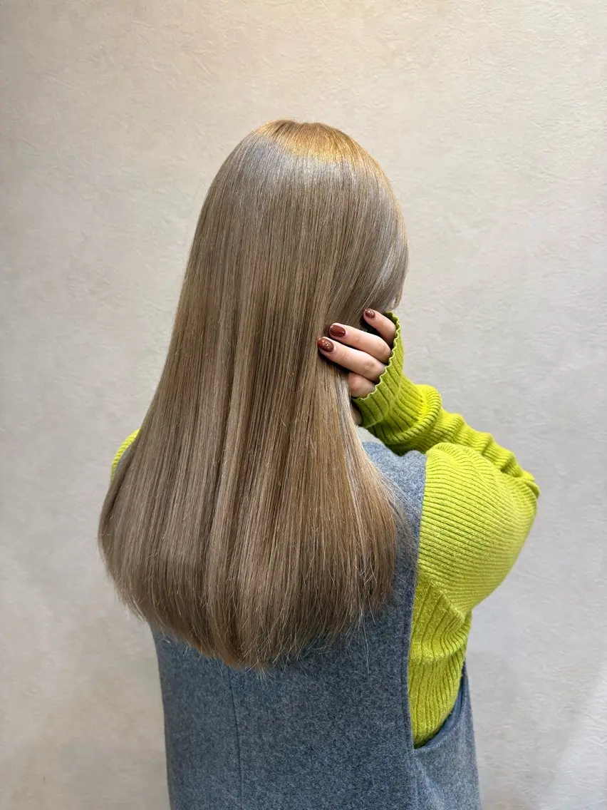 ロング カラー ベージュカラー ブリーチ ケアブリーチ 透明感カラー ハイトーンカラー ヘアカラー newi まーぼーのヘアスタイル