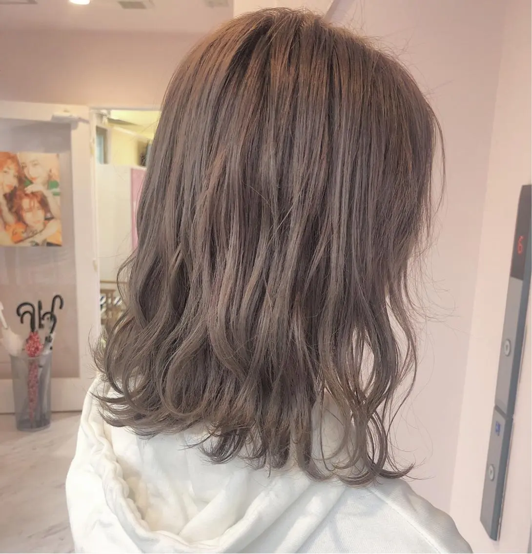 ミディアム カラー ベージュカラー ミルクティーベージュ ヘアカラー トリートメント 透明感カラー× レイヤーカット✨高梨のヘアスタイル