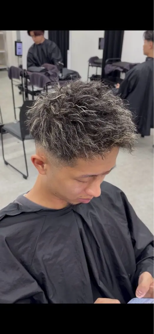 ショート パーマ メンズ フェードカット メンズメッシュ メンズパーマ スキンフェード メンズツイストパーマ カット ヘアカラー パーマ メンズパーマカット 達人/涼のヘアスタイル