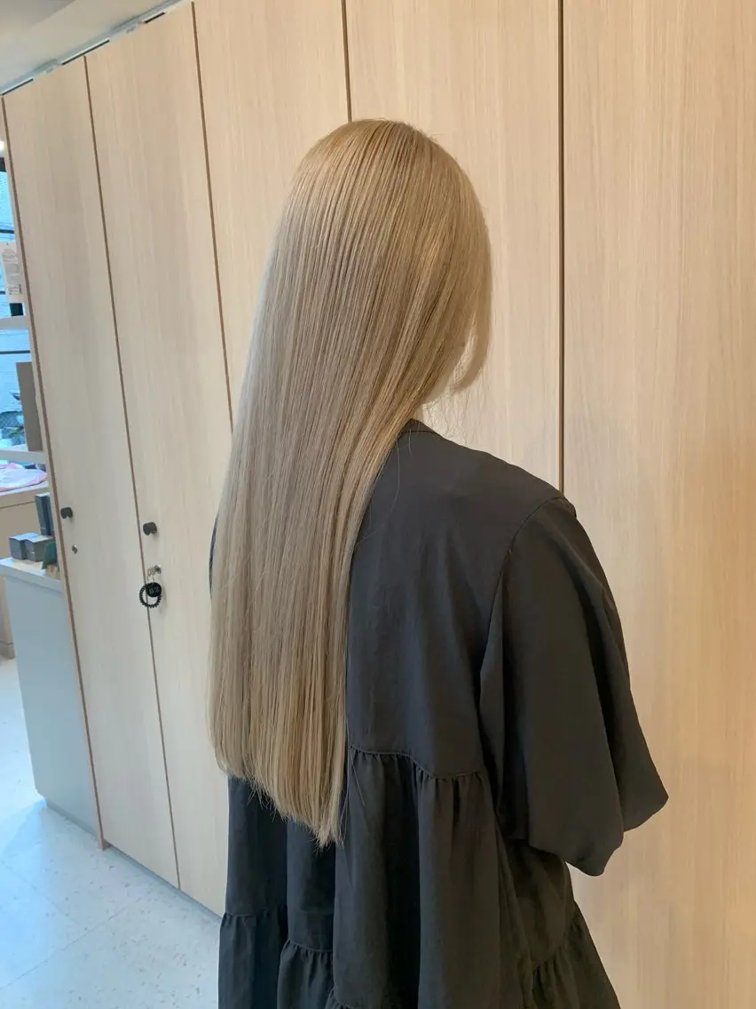 ロング カラー ベージュカラー ブリーチ ホワイトベージュ カット ヘアカラー rio .のヘアスタイル