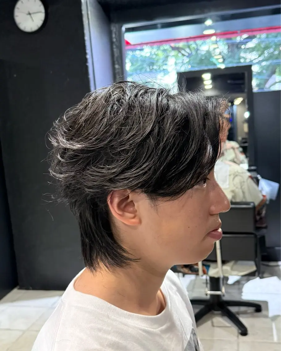 ミディアム パーマ メンズ ミディアムパーマ センターパート フェザーパーマ メンズパーマ カット パーマ 【フェザーパーマ】 【縮毛矯正】鶴田文のヘアスタイル