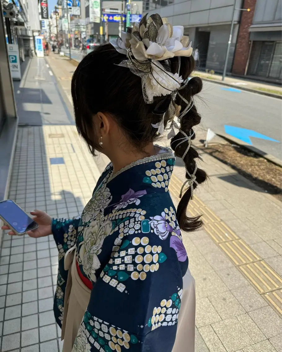 ロング カラー パーマ ヘアアレンジ 卒業式のヘアスタイル ヘアセット ハイトーン特化🤍 浦住のヘアスタイル