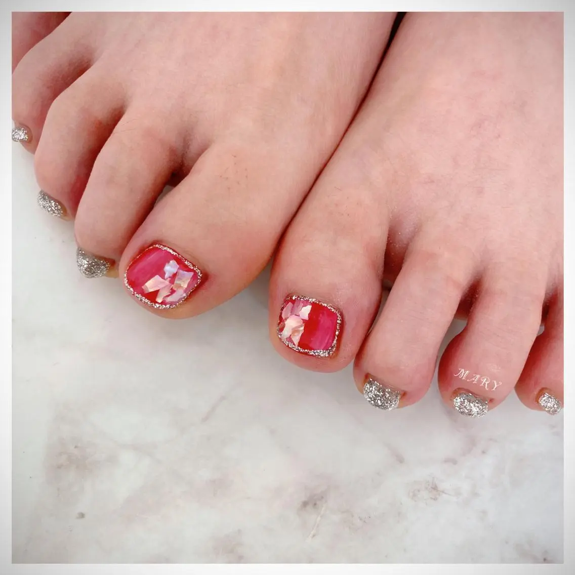 ネイル フットネイル キラキラネイル ニュアンスネイル 赤色 シルバー フットネイル Mary nail .narumiのネイルデザイン