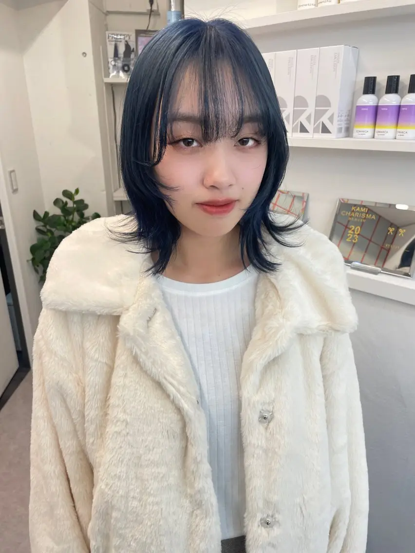 ミディアム カラー 黒髪 ブリーチ ブルーカラー ブルーブラック ケアブリーチ ヘアカラー グレージュ/ベージュ 🎀momo🎀のヘアスタイル