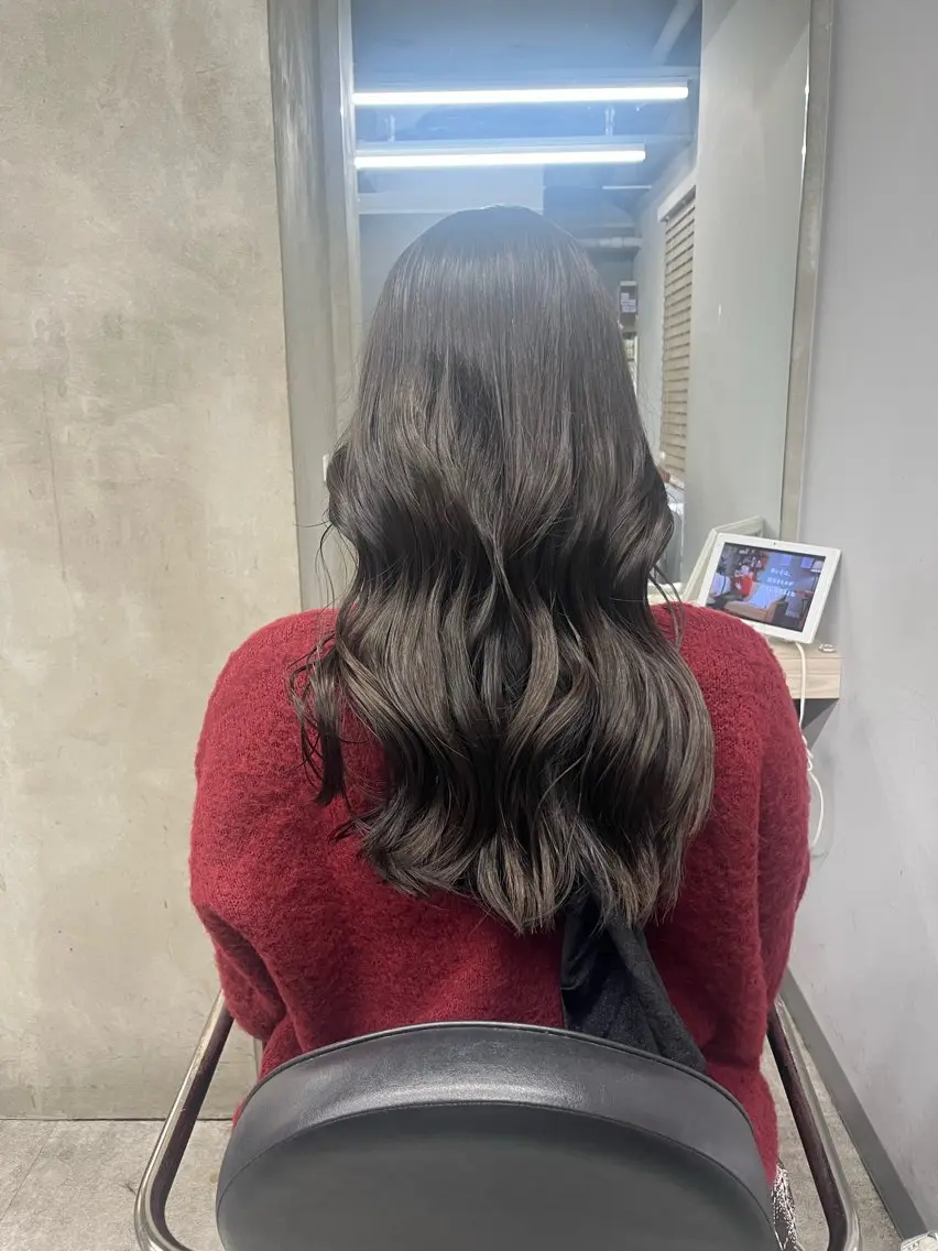 ロング カラー ✩.*Aise⟡.· 艶カラー🐈‍⬛🩶のヘアスタイル