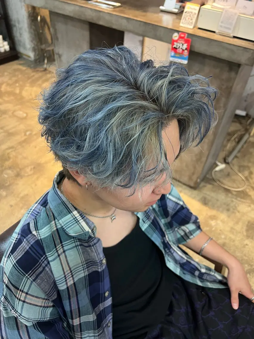 カラー メンズ メンズブリーチ メンズハイライト ブリーチ ハイライトカラー シルバー 湖城 恵吾のヘアスタイル