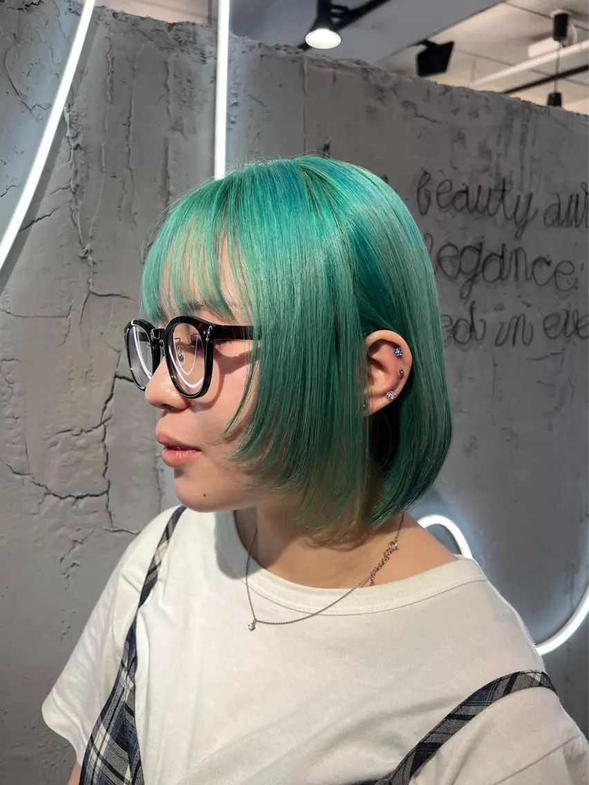ショート カラー ブリーチ 透明感カラー デザインカラー エメラルドグリーン ハイトーンカラー カット ヘアカラー トリートメント いぐちしょうた🫧 VISAGEbaskのヘアスタイル