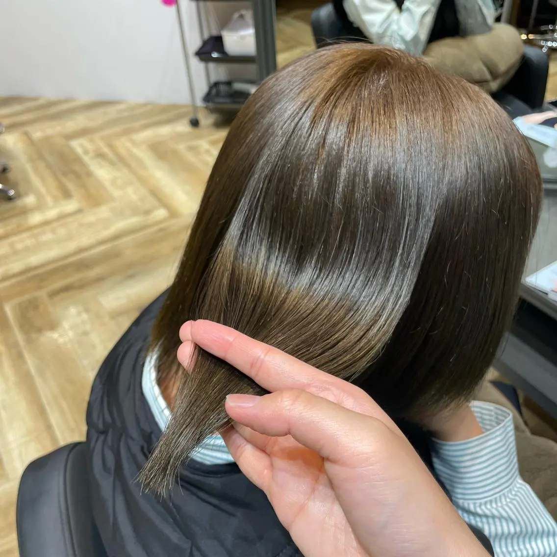 カラー ブリーチ グレージュ ブリーチなしカラー オリーブグレージュ オリーブグレー 《ショートモデル》 服部未夢のヘアスタイル