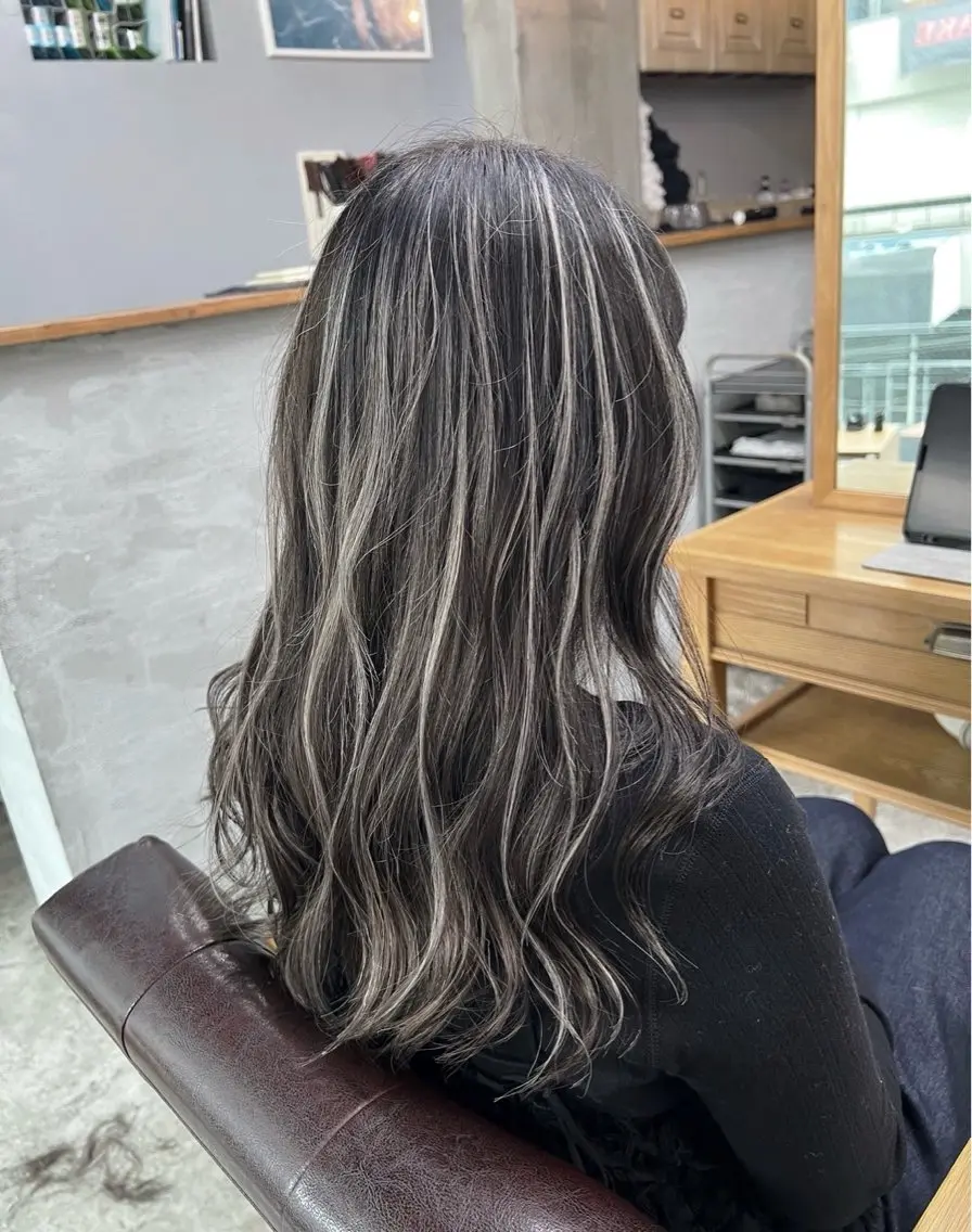 ロング カラー ダークグレー ダークグレージュ グレージュ ハイライトカラー ハイライト ヘアカラー トリートメント 指名数No.1 /NAOYAのヘアスタイル