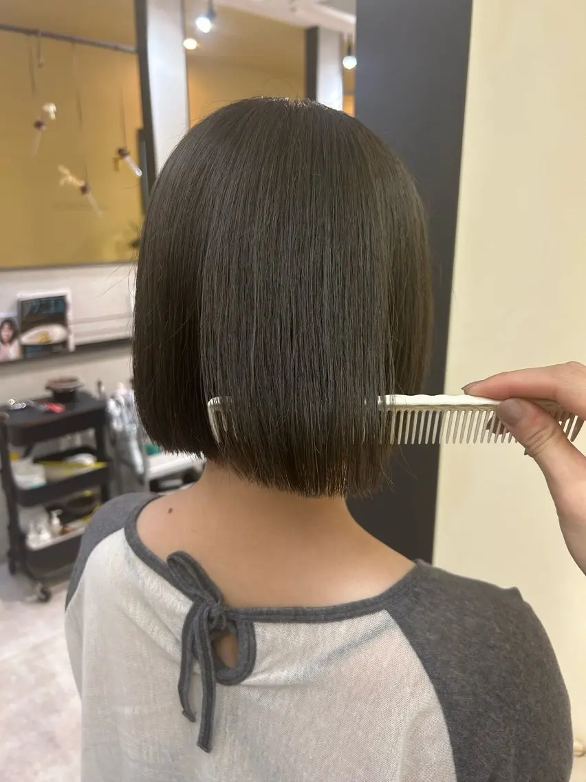 ショート カラー ブリーチ オリーブグレー カット ヘアカラー トリートメント hubhair レイヤー/透明感のヘアスタイル
