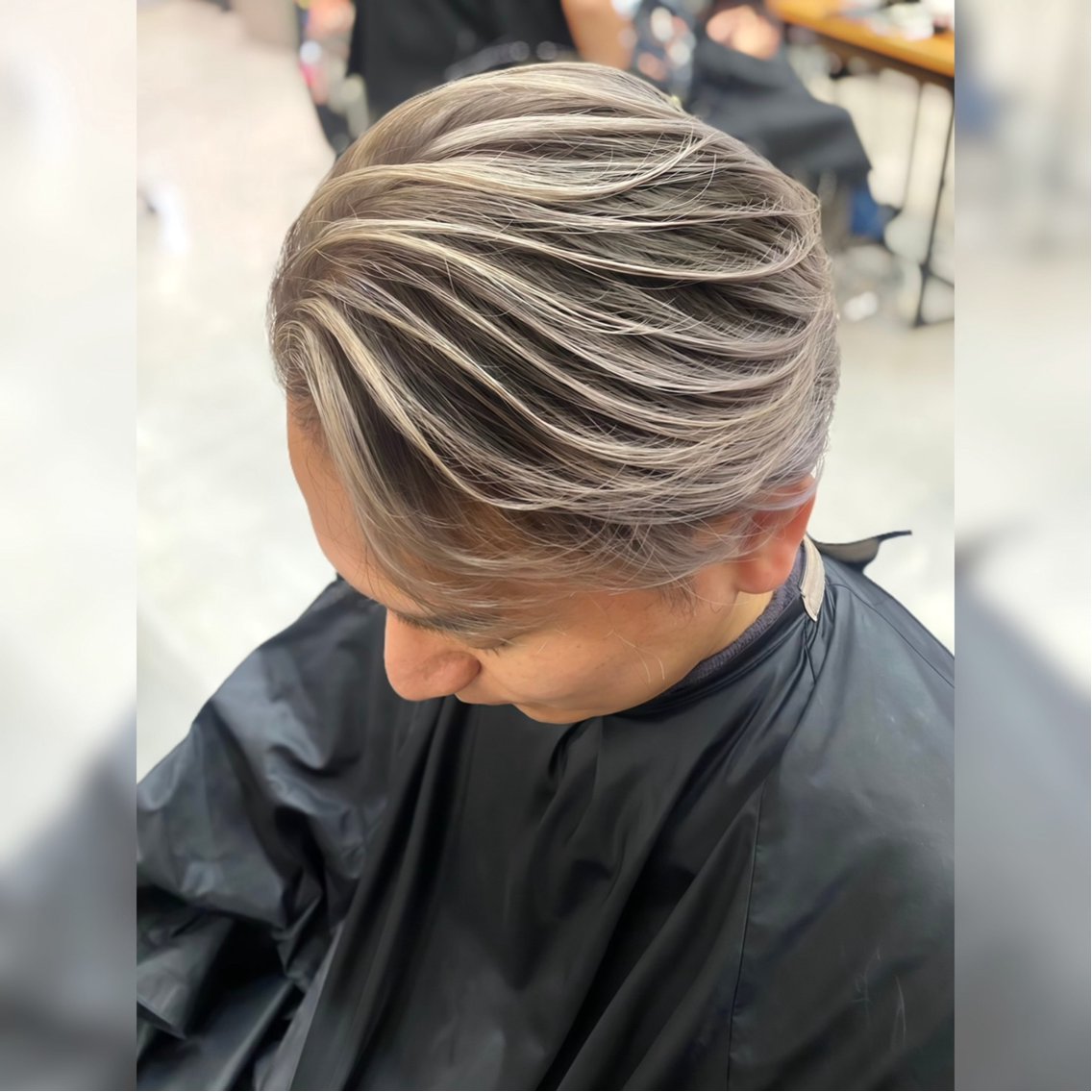 ミディアム カラー メンズ ミディアムパーマ メンズバレイヤージュ メンズハイライト メンズパーマ バレイヤージュ カット ヘアカラー トリートメント メンズショート/ センターパート/片山のヘアスタイル
