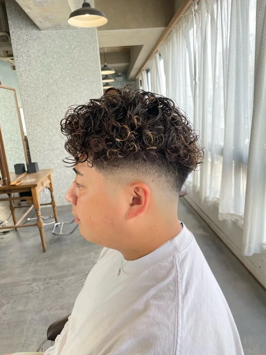 ショート カラー パーマ メンズ メンズブリーチ フェードカット メンズハイライト メンズメッシュ メンズパーマ ∮フェードスタイル∮ 加藤嘉陛のヘアスタイル
