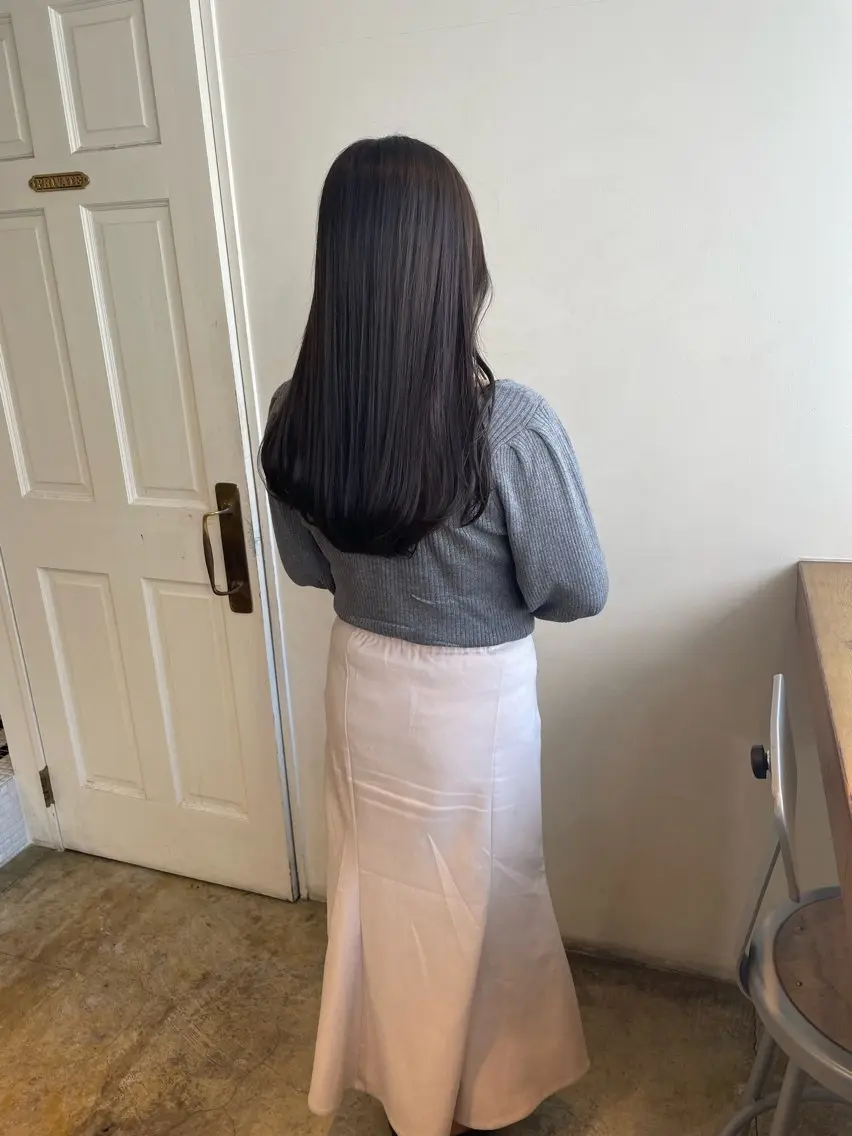 ロング カラー グレージュ オリーブグレージュ オリーブグレー MIOベージュカラー 柔らかいカラーのヘアスタイル