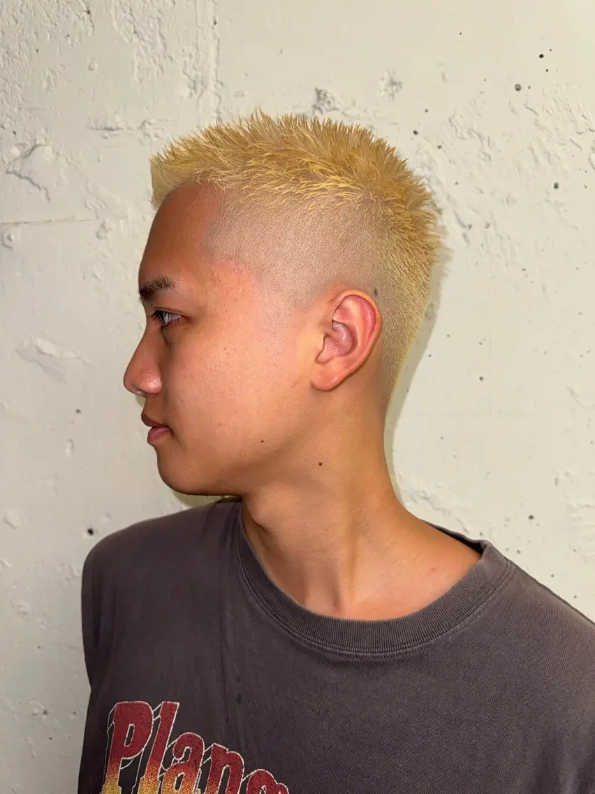 ショート カラー メンズ メンズブリーチ フェードカット メンズショート スキンフェード スパイキーショート カット ヘアカラー トリートメント 💈メンズ特化💈 TASUKUのヘアスタイル