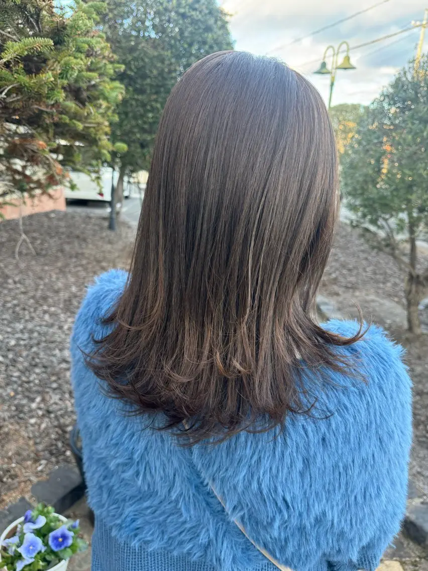 セミロング カラー アッシュ ベージュカラー カット 𝒇𝒍𝒂𝒕/ 𝐇𝐈𝐍𝐀のヘアスタイル