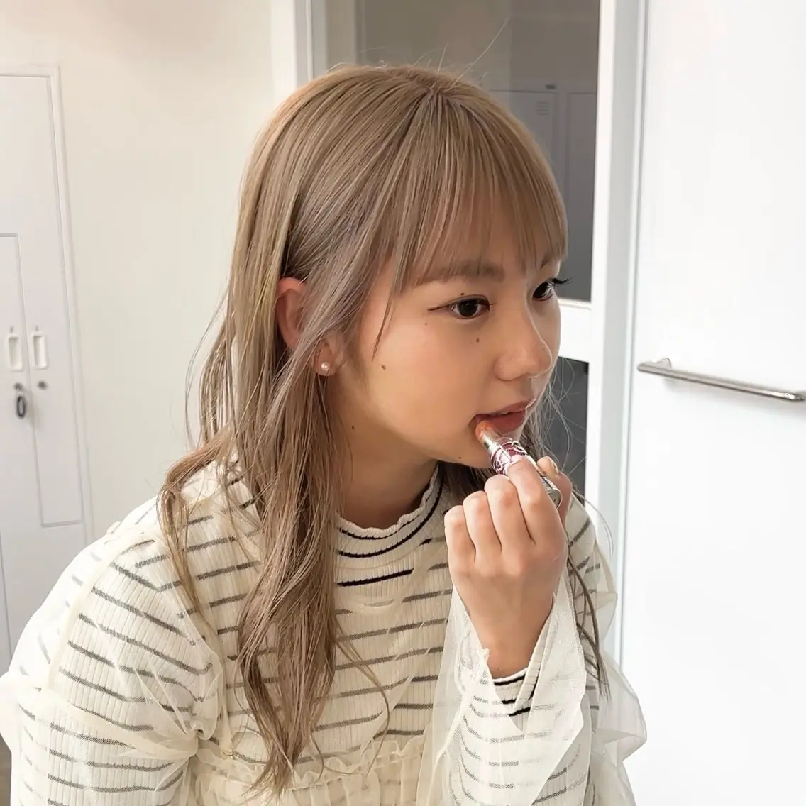 セミロング カラー ベージュカラー ブリーチ ケアブリーチ ハイトーンカラー ハイトーンベージュ クロスパーマ× 透明感カラー✂︎のヘアスタイル